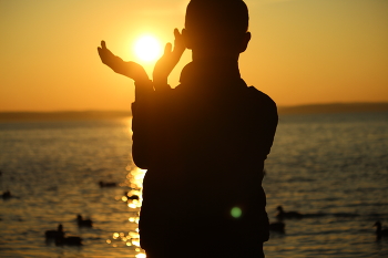 Солнце в руках / Солнце в руках во время заката на Минском море