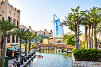 Дубайская Венеция / ОАЭ. Дубай. Дубайская Венеция. Вид на Burj Al Arab