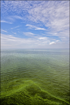 парус белеет / на самом деле - два, но второй как бы не в пиксель