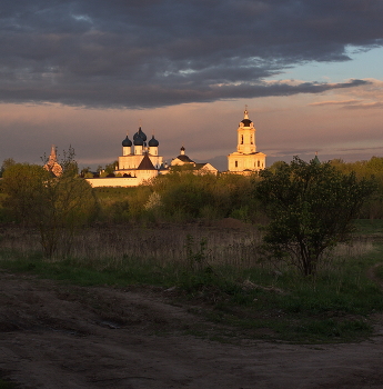 В десяти минутах до заката / Вечерний пейзаж у Высоцкого монастыря.