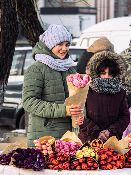 В преддверии празднования 8 марта / Кадр снят в городе Б (Беларусь) на одном из рынков города.