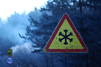 Осторожно! Снег / Дорожный знак, на фоне зимней дороги, в 30-градусный мороз