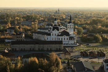 Золотая осень в Тобольске / Золотой закат золотой осенью: город Тобольск преображается в окружении золотого света.