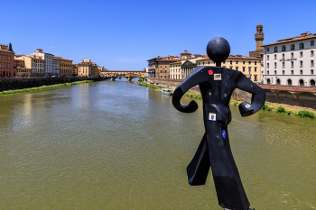 Шаг в никуда / Нобычная статуя во Флоренции на Ponte alle Grazie.
Название статуи — The Walking Man (Шагающий человечек).
Скульптуру изготовил Клет Абраам - французский художник, проживающий и работающий в Италии под псевдонимом Clet.
Человечек "завис" над рекой Арно.