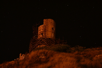 Остатки крепости у Балаклавы / В ночи башня крепости Чембало