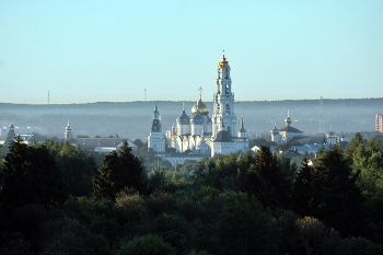 &nbsp; / ...крупнейший мужской монастырь Русской православной церкви с многовековой историей. Расположен в центре города Сергиева Посада Московской области...