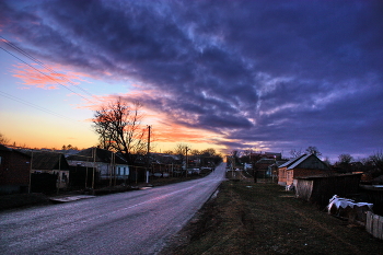 Главная улица... / Село,закат,туча,улица