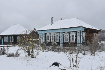 Стоит, стыдясь, зима у входа... / Предзимье. Первый снежок. Зима уже скоро...