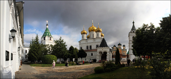 Кострома. Свято-Троицкий Ипатьевский мужской монастырь / Начало осени. Кострома. Панорама 12 кадров.