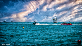 Seven girls on a banana / Море,небо,девушки и банан.
