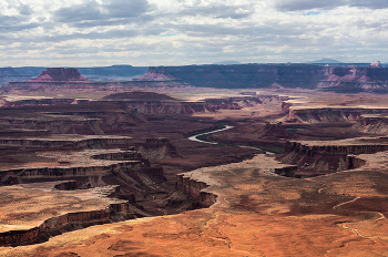 //II\ / Национальный парк Каньонлэндс (Canyonlands). Расположен в междуречье Грин-Ривер и Колорадо. Здесь множество ущелий, гор и речных долин, которые являются частью пустынного ландшафта. Ущелья парка по своим размерам ненамного уступают Гранд-Каньону.