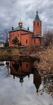   / Перед тем, как присесть на скамейку напротив храма, я прошёл 5 км по мокрой и грязной дороге, полной автомобилей с равнодушными водителями. Устал, если честно, как собака (всё-таки 81 год даёт себя знать). Рухнул на скамейку, поднял голову - и куда делась усталость: передо мною открылась картина вселенского спокойствия!