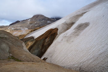 Снежный склон / риолитовые горы: риолит - вулканический аналог гранита