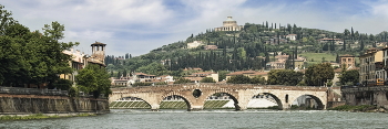 Ponte Pietra / Римский арочный мост через реку Адидже в Вероне. Мост был построен около 89 года до н. э.