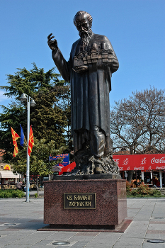 Св. Климент Охридский / Памятник основателю города Охрид на берегу чистейшего Охридского озера. В настоящее время город славен тем, что в нём насчитывается 365 православных церквей. И это на 55000 жителей!