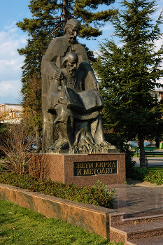 Святые Кирилл и Мефодий / Создатели кириллицы, сыгравшие важную роль в разработке славянской письменности.