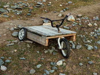 Загадочное изобретение / Кто может объяснить предназначение этой конструкции? Для велосипеда - нет педалей, как на самокате не потолкаешься и вообще для управления надо ложиться на живот. Такую тележку или тачку непонятно как возить и зачем ей руль...? Во всяком случае мысль заслуживает патента :)