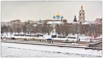 Новоспасский монастырь... / Вид с Новоспасского моста в ненастный зимний день...