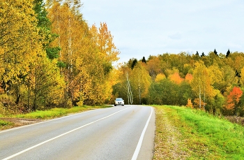 "Говорите не любите осень - краснощекую девушку в желтом..." / "Говорите не любите осень -
 краснощекую девушку в желтом,
 у которой в поступках беспечность,
 невлюбленную верно в кого-то ..."