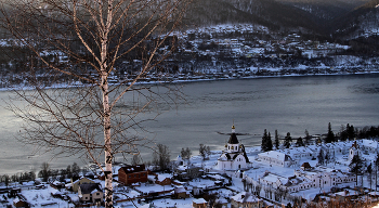 С левобережья... / р. Енисей. 
На переднем плане Красноярский Свято-Успенский мужской монастырь.

https://photocentra.ru/work/1030775