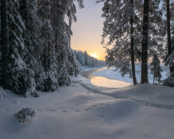 Зимняя сказка на закате дня / Зимний закат на реке Белая Холуница.