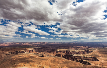 \\Ш// / Национальный парк Каньонлэндс (Canyonlands). Расположен в междуречье Грин-Ривер и Колорадо. Здесь множество ущелий, гор и речных долин, которые являются частью пустынного ландшафта. Ущелья парка по своим размерам ненамного уступают Гранд-Каньону.