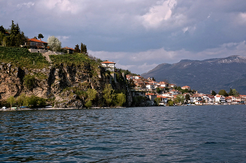 На выходе из Охрида / Всё время движемся вдоль берега, любуюсь местными красотами.