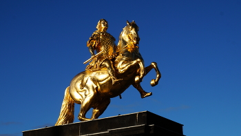 Золотой всадник / Памятник курфюрсту Саксонии и королю Польши Августу Сильному-один из символов Дрездена.
Создан в 1734 г. из меди с золотым покрытием.