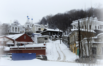 Переулок Мельничный / Мельничный переулок – старинная улочка Нижнего Новгорода. Самая короткая улица города, всего 9 домов. Начинается от улицы Черниговской, а заканчивается улицей Похвалинский съезд.
Название переулка связано с мукомольной мельницей торгового дома “Емельян Башкиров с сыновьями”, которая существовала здесь в 1870-е – 1914 годы. В переулке располагались несколько купеческих особняков. На Мельничном переулке расположен Благовещенский мужской монастырь.