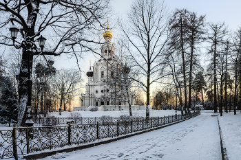 В парке вечером. / Церковь Троицы Живоначальной