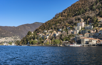 Италия в декабре / Глубоководное озеро Комо (до 410 м) находится в 40 км севернее Милана. По берегу рассыпаны живописные городки и деревеньки, сообщение между ними круглогодично осуществляется паромом и более быстроходным водным транспортом .