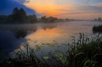 Туча на рассвете. / Озеро Сосновое.