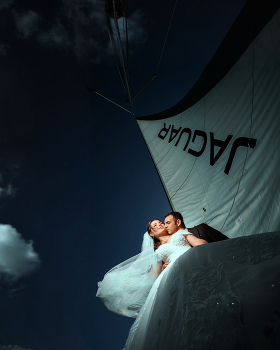 Жених и невеста на яхте. / Свадебная фотосессия на яхте.