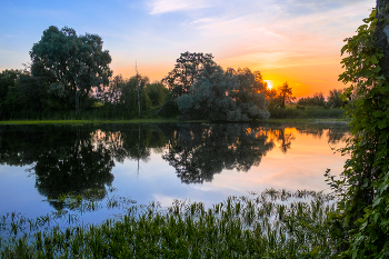 В августе. / Рассвет на озере Малое Нечаево.
