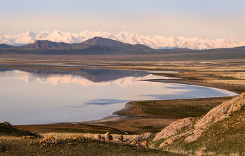 Озеро Тузколь на рассвете / Юго-восточный Казахстан. Северный Тянь-Шань. Озеро Тузколь. В переводе с казахского языка «тузколь» означает «солёное озеро» и находится оно на высоте 1959 м н.у.м. Процент содержания соли в воде меняется в зависимости от сезона года; она может достигать 300 г/л. Глубина озера местами 3 м, но искупаться в нём не позволяют заболоченные грязевые берега. Грязи добывают ручным способом и используют их в бальнеологическом лечении.