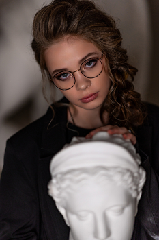 С бюстом / модель Ангелина Табакова
макияж Мария Смирнова
причёска Марина Быстрова
локация фотостудия «Inspiration»