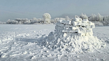 снежная крепость / На реке