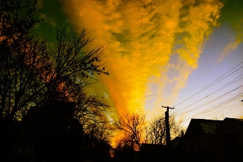 Отражение заката / Солнце опускается за гору, а его лучи отразились на облаках над нашей улицей.