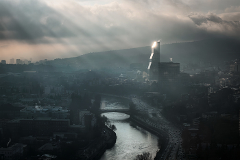 Tbilisi Misty Morning / Солнце пробивалось лучами сквозь обволакивающие город облака
