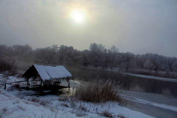 Январское утро / Зимние утро на реке, когда деревья убраны в инней и скозь тучи начинает пробиватся солнечный свет.