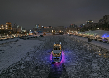 Вид на Москва-реку зимой / Панорама