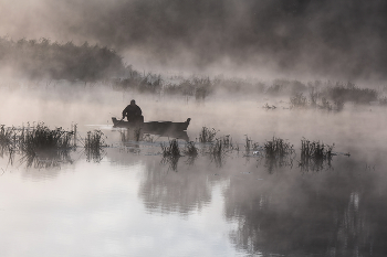 Утренняя идиллия / Рибалка перед рассветом на туманной реке.