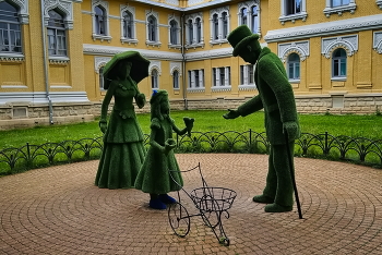 Топиарные скульптуры. / Кисловодск.Курортная улица.