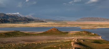 Непогода / Юго-восточный Казахстан. Северный Тянь-Шань. К вечеру мы добрались до берегов горько-солёного озера Тузколь, которое находится на высоте 1959 м н.у.м. Низкие закатные лучи Солнца покрыли лёгкой позолотой окружающие озеро горы, прошлогоднюю траву и начинающую зеленеть весеннюю. Небо хмурилось, предвещая дождливую холодную ночь… В это озеро потрясающей красоты я влюбилась сразу и навсегда. Озеро монгольского типа с пологими берегами в форме подковы. К нашему великому сожалению нам не удалось увидеть вершины знаменитых пик Хан-Тенгри (6995 м н.у.м.) и пик Победы (7439 м н.у.м.), т.к дымка постоянно закрывала горизонт.