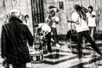 Флешмоб на тему «А мне по барабану... » (№3) / в переходе метро Курская Москва
