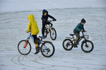 На велосипеде по льду озера / Горный Алтай, посёлок Иогач на Телецком озере