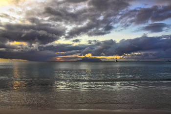 Силует / Сейшелы. Вид на остров Силует с пляжа Бу Валон