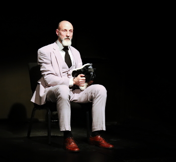 Актер Roman Freud в спектакле The unexpecten man / ***