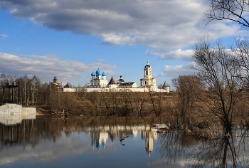 Апрель половодье / Серпухов. Высоцкий монастырь 2011год.