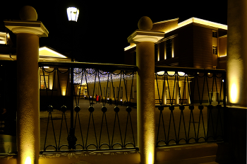 Синара Центр . Декабрь 2020. / Восстановленное здание . Сейчас это Синара Центр — культурно-выставочный комплекс в Екатеринбурге, открытый в сентябре 2019 года в зданиях бывшего госпиталя Верх-Исетского завода. Здания госпиталя были спроектированы при участии архитектора Михаила Малахова по заказу владельца завода Алексея Яковлева и построены в 1824 году. Комплекс располагался на границе Екатеринбурга и посёлка Верх-Исетск (с)